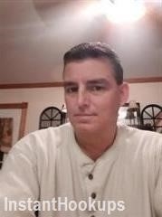 bobby100 profile on InstantHookups