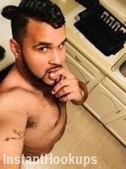 rootzztoor profile on InstantHookups